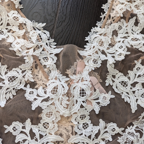 Victoria’s Secret Sheer Mesh Lace Bodysuit Nude White Floral Appliqué Size S - Picture 8 of 13